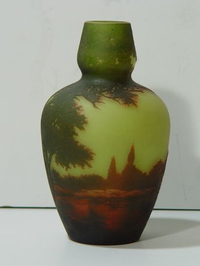 RICHARD Vase en verre à décor multicouche d'un paysage lacustre Ht : 23 cm