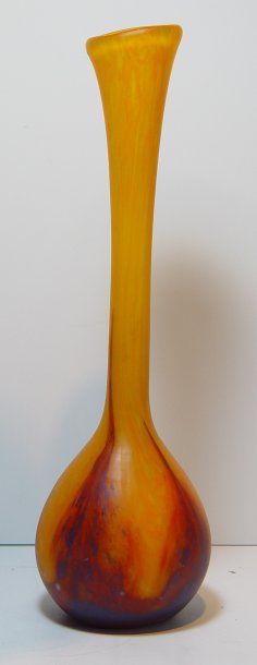 null LE VERRE FRANCAIS Vase à long col en verre multicouche Ht : 40 cm