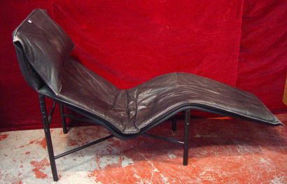null ANONYME Chaise longue de repos en tubes métalliques laqués et cuir noir