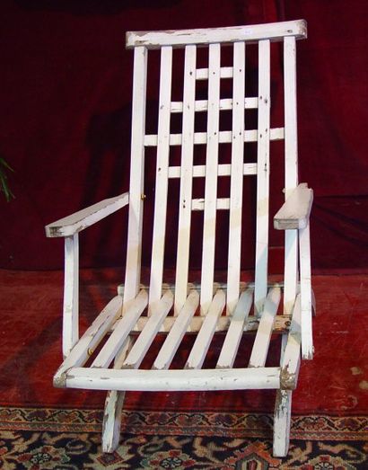 D'après le corbusier. Paire de fauteuils de jeudi en bois laqué blanc. (Accident...