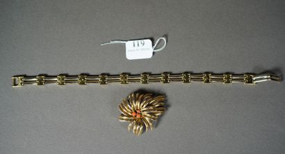 null 119- Broche ''Fleur'' et bracelet en métal doré