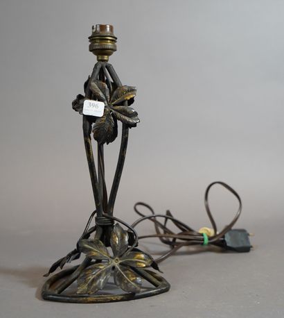 null 
396- Pied de lampe en fer forgé à décor floral. vers 1930. H : 26 cm
