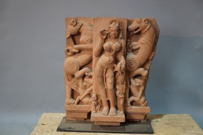 null 437- Bas-relief en pierre sculptée à décor de divinité indienne 76 x 62 cm