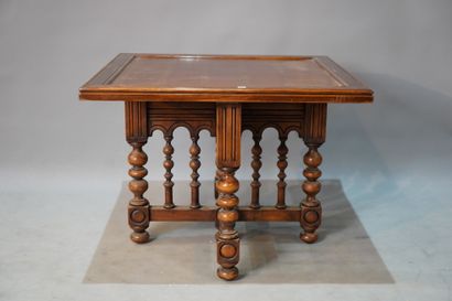 null 538- Table basse en bois verni et sculpté Couverture de cuir 61 x 80 cm