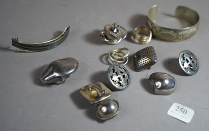 null 250- Bracelet, clips d'oreilles et bagues en argent Pds : 143 g