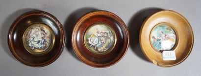 413- Trois miniatures à décor de scènes galantes...