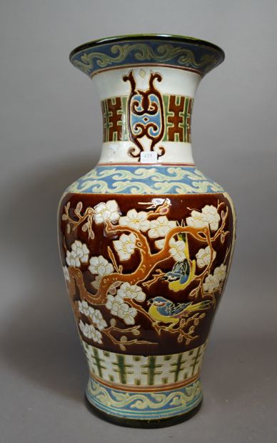425- Vase en porcelaine de Chine à décor...