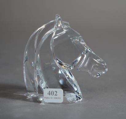 null 
402- Tête de cheval en cristal. Signée sous la base illisible. H : 10 cm
