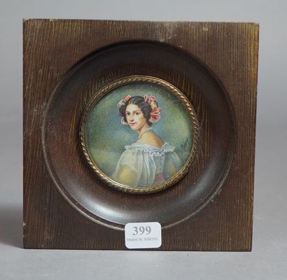 null 399- ''Jeune femme'' Miniature Diamètre : 7 cm