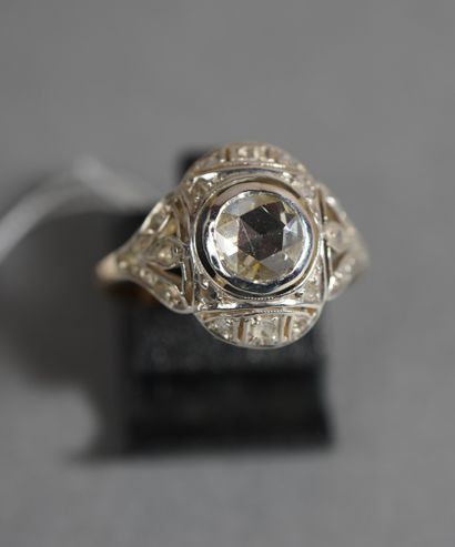 null 209- Bague Dôme en or gris 14K et argent sertie au centre d'un diamant taillé...