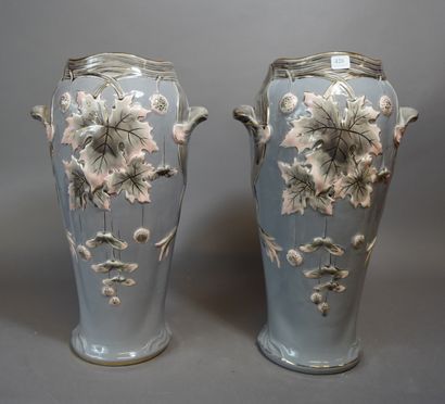 null 426- Paire de vases en barbotine à décor de fleurs H : 43 cm