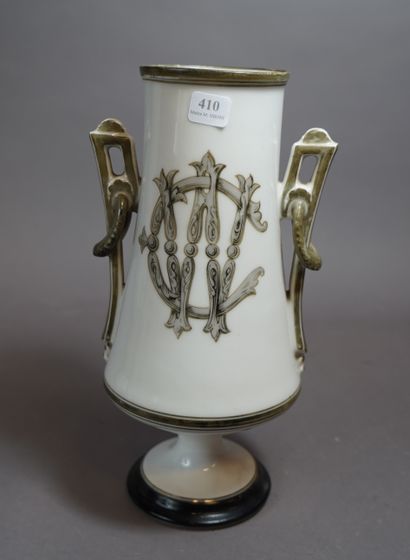 null 410- GUEPRATTE Paris Vase à anses en porcelaine blanche à décor d'armoiries...