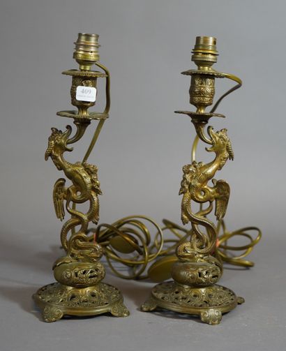 null 
409- Paire de bougeoirs en bronze montés en lampes à décor de chimères H :...