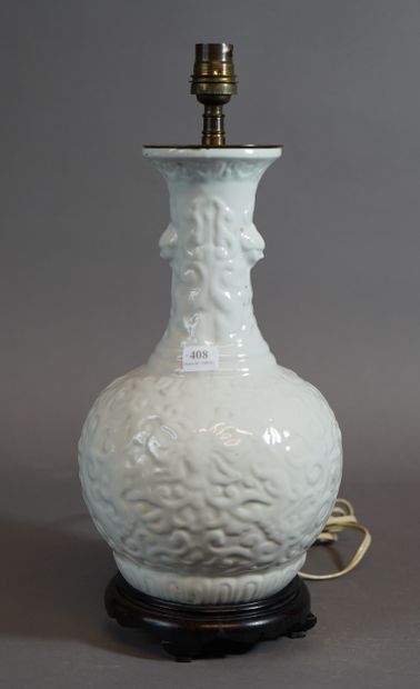 null 
408- Vase en porcelaine blanche monté en lampe Extrême-Orient H : 28 cm


