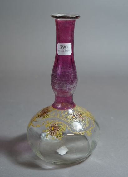 null 390- Vase en verre émaillé (choc au col) H : 21 cm