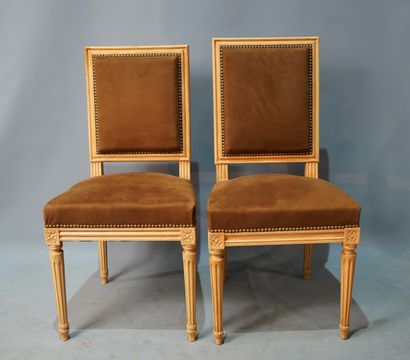 527- Suite de six chaises en bois mouluré...