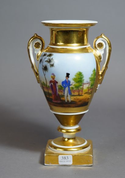 null 383- Vase à anses en porcelaine de Paris à décor d'une scène galante H : 23...