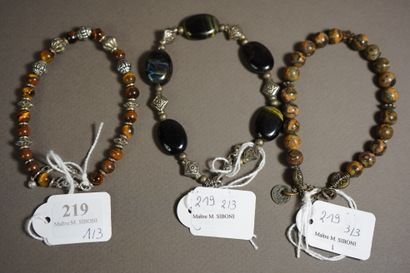 null 219- Lot de trois bracelets : jaspe léopard, oeil de faucon et oeil de tigr...