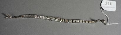 null 210- Bracelet ligne articulé en or gris serti de diamants taille ancienne en...