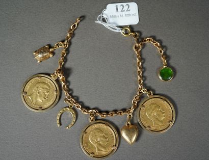 null 122- Bracelet en or jaune serti de trois pièces de 20 DM et quatre breloques...