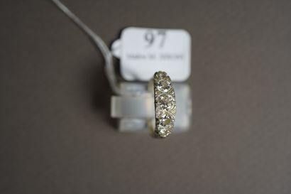null 
97- Bague en or gris sertie de cinq diamants 
 
Pds : 3,70 g