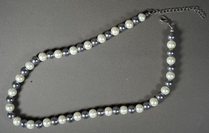 null 270- Trois colliers de perles fantaisie