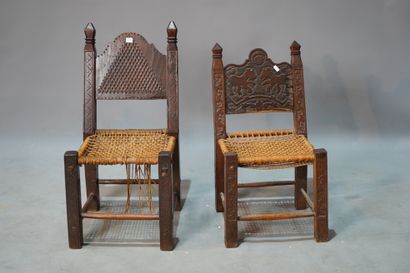 null 456- Deux chaises d'enfant en bois sculpté Moyen-Orient H : 63 cm et 58 cm