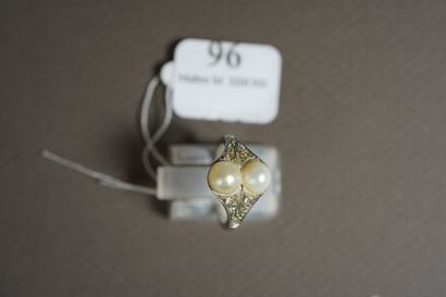 null 
96- Bague Toi et Moi en or gris sertie de deux perles et de roses 
 
Pds :...