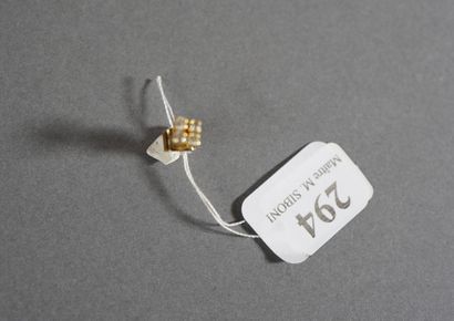 null 294- Bouton d'oreille en or jaune serti de quatre diamants Pds : 0,85 g