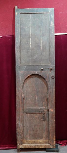 
519- Porte et son encadrement en bois sculpté...