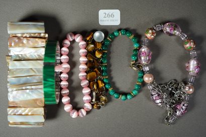 null 
266- Lot de divers bracelets fantaisie 
