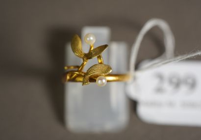 null 
299- Bague ''Fleur'' en or jaune sertie de deux perles 
(une feuille accidentée)
 
Pds...