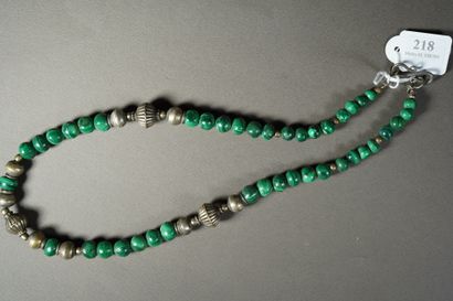 null 218- Sautoir en malachite ethnique et perles argent Longueur : 57 cm