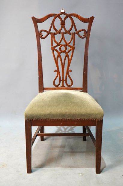 495- Chaise en bois sculpté à décor d'entrelacs...