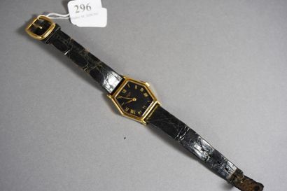 null 296- CELINE Montre de dame en métal doré Bracelet en cuir (usagé)