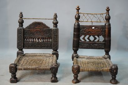 465- Paire de chaises basses en bois sculpté...
