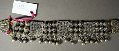 null 149- Bracelet et collier ethnique à décor de boules