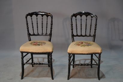 null 530- Paire de chaises en bois noirci Epoque Napoléon III H : 84 cm