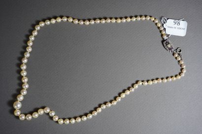 null 
98- Collier de perles de culture en chute 
 
Longueur : 50 cm