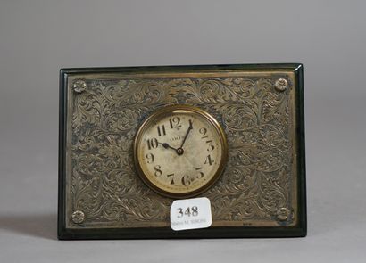 null 348- ORIS Pendulette sur une plaque en argent à décor de rinceaux 9 x 13 cm