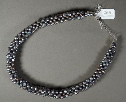null 265- Collier tressé en perles d'eau douce grises Fermoir en métal argenté