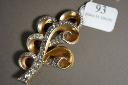 null 
93- Importante broche ''volute'' en or jaune sertie d'une ligne de onze diamants...