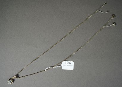 null 126- Chaîne de cou en or gris (pds : 3,80 g) et son pendentif serti d'un diamant...
