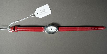 null 285- LIP Montre de femme, bracelet en cuir rouge