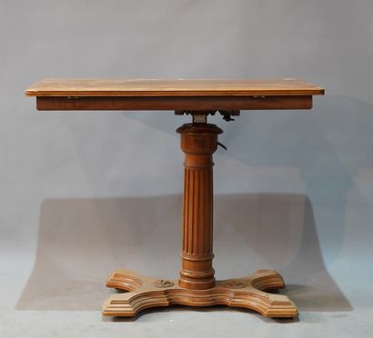null 
540- Table à plateau pivotant reposant sur un pied cannelé 74 x 89 x 52 cm...