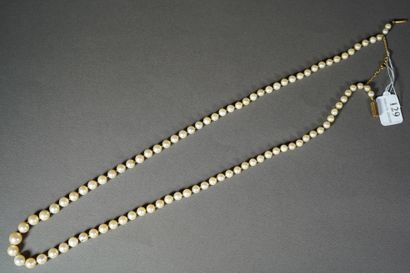 null 129- Collier de perles de culture en chute Fermoir en or jaune L : 60 cm Pds...