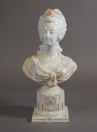 null 384- SEVRES Buste de Marie-Antoinette en porcelaine (réparations) H : 31 cm