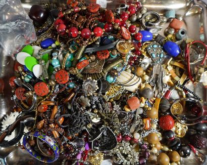 null 236- Important lot de bijoux fantaisie dont colliers, montres, bracelets, bagues,...