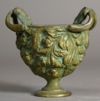 null 302- Petite vasque à anses en bronze à décor de têtes de bélier et feuilles...