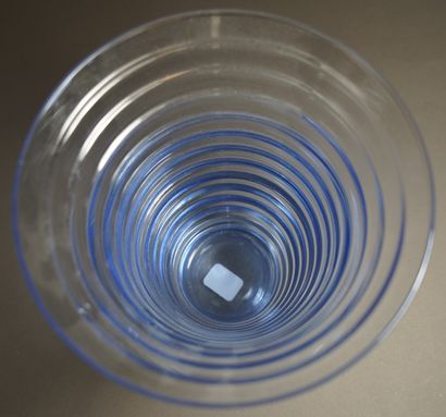 null 
343- Alvar Aalto Vase en verre teinté bleu Edition Littala
